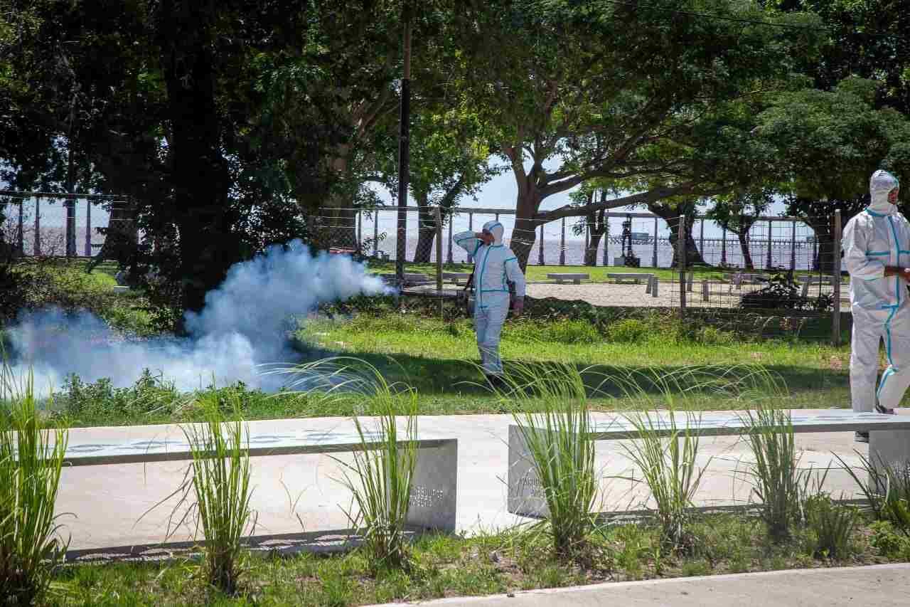 El Municipio de Quilmes realiza operativo de fumigación en el Parque de la Ribera para combatir la invasión de mosquitos 